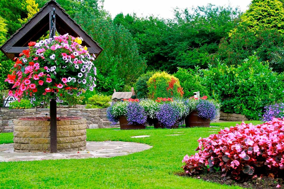 Посадка цветов в саду фото. Цветники на даче. Клумбы в саду. Цветник в саду. Клумбы на даче.