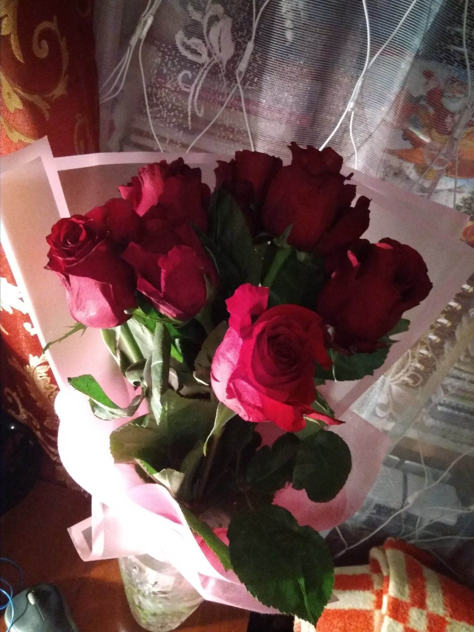 Букет цветов фото реальное в руках. Цветы подарок для девушки. Букет цветов на столе. Букет цветов красивый дома. Букет роз в руках.