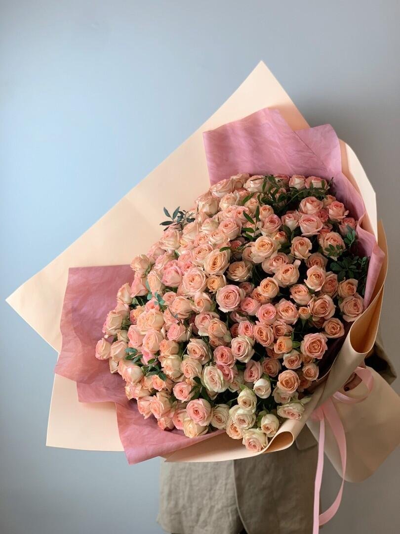Букет из кустовых роз купить. Букет гигант кустовые розы. Букет с кустовой розой. Огромный букет кустовых роз. Красивые букеты из кустовых роз.