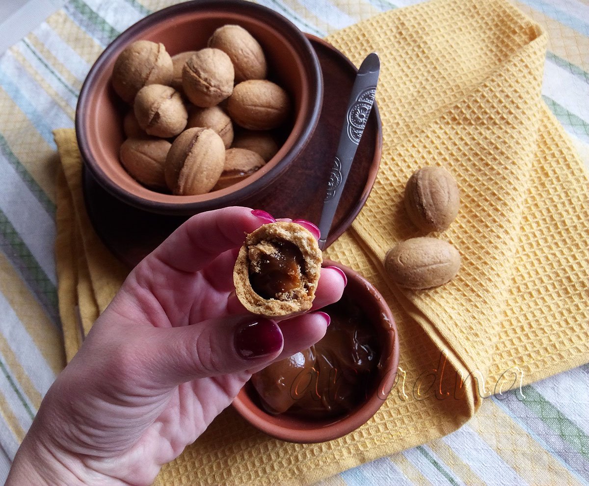 Polya nuts инстаграм. Орехи с начинкой. Печенье с орехами. Сладкий орешек. Начинка для орешков.