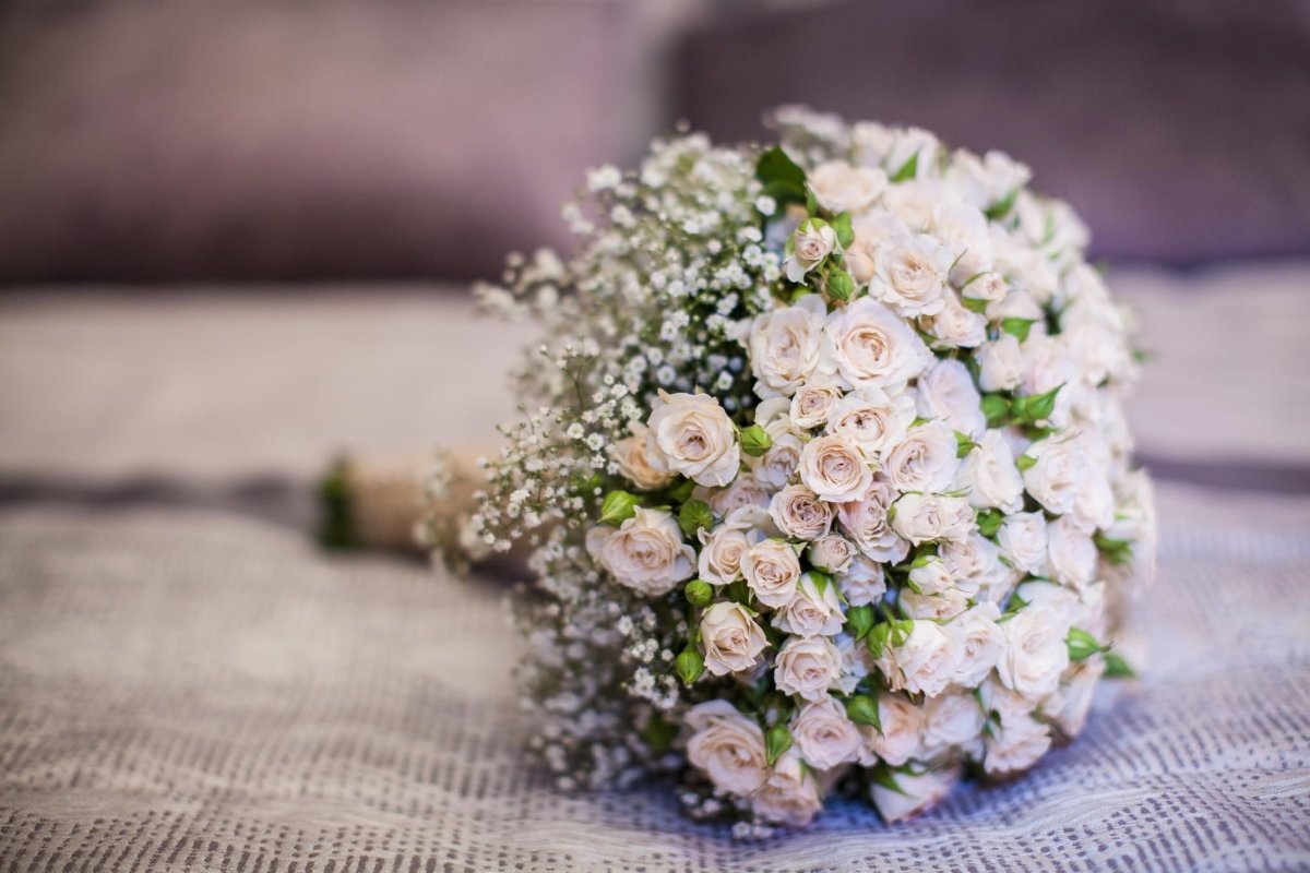 Свадебный букет гипсофил. Букет невесты гипсофила. Свадебный букет розы и гипсофила. Букет невесты с гипсофилой и розами.