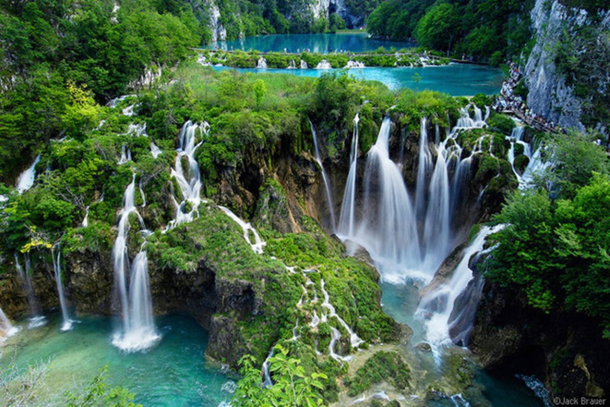 Самые крупные национальные парки. Национальный парк Плитвицкие озера Хорватия. Водопад Плитвицкие озера в Хорватии. Плитвицкие озера - крупнейший национальный парк Хорватии. Хорватия национальный парк Плитвице.