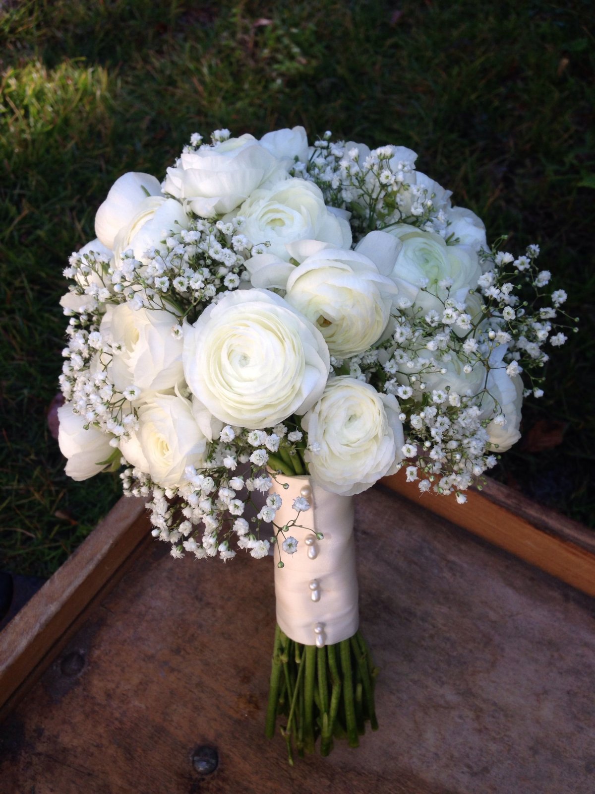 Ранункулюс белый букет невесты. Свадебный букет с гипсофилой. Букет невесты из гипсофил. Букет невесты розы и гипсофила.