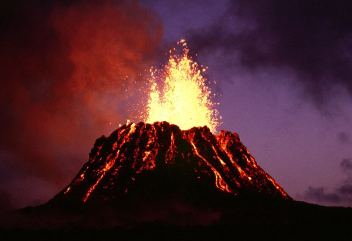 3 любых вулкана. Пелейский Тип вулканов. Пелейский Тип извержения вулкана. Извержение вулкана Мауна Лоа. Национальный парк Гавайские вулканы.