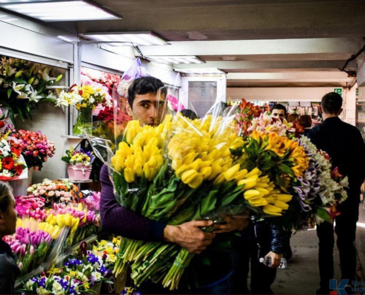 Сколько стоят тюльпаны на рынке. Букеты в цветочных магазинах.