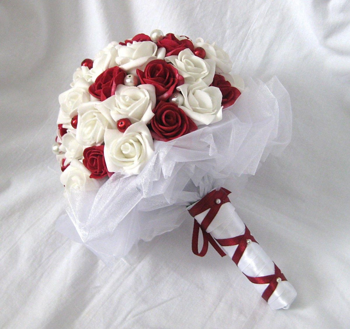 Свадебный букет. Свадебный букет невесты из красных и белых роз. Свадебный букет невесты красный с белым. Свадебный букет красно белый. Бело розовый красный букет