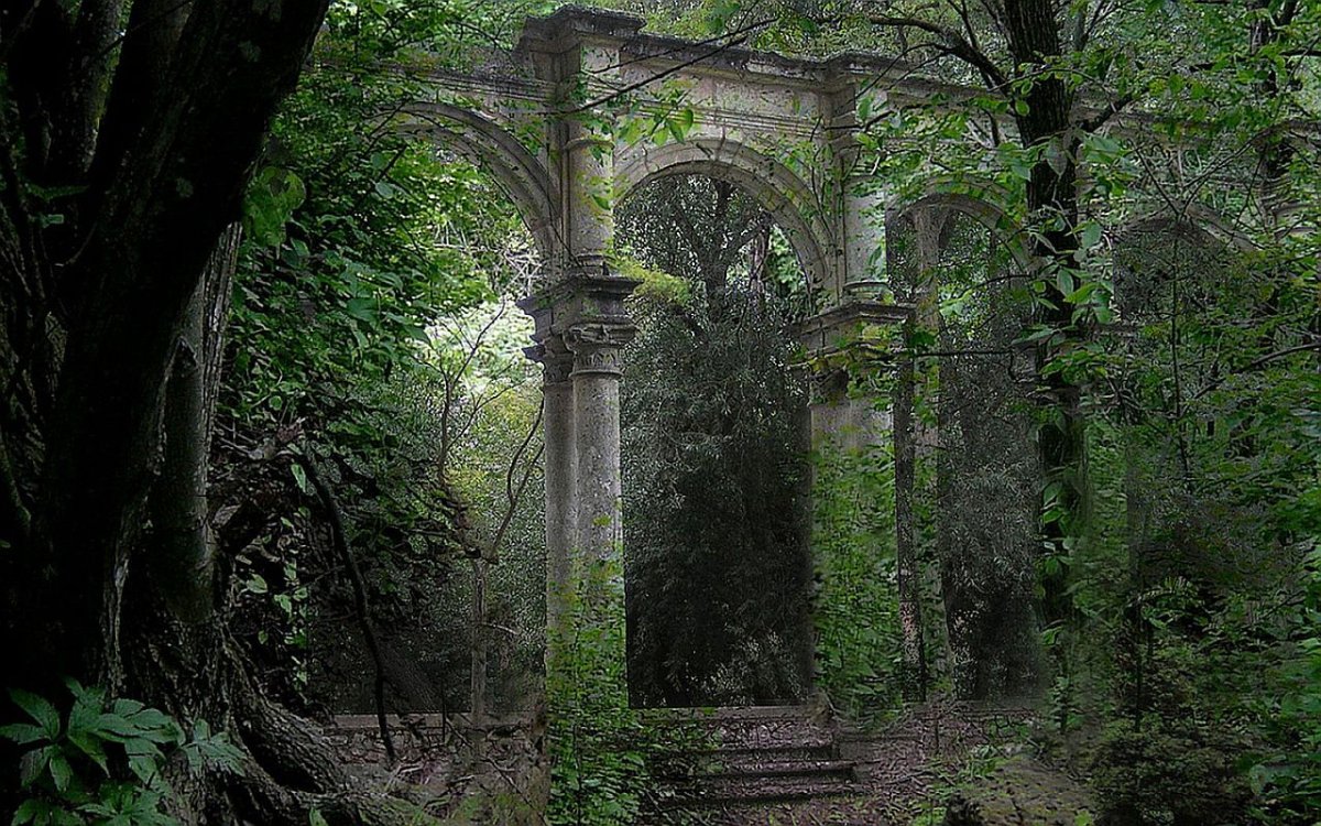 Руины старого замка в Синтре, Португалия. Синтра замок заброшенный Португалия. Развалины храма плющ Эстетика. Старинный особняк заросший сад Фэйри. Разрушенный сад