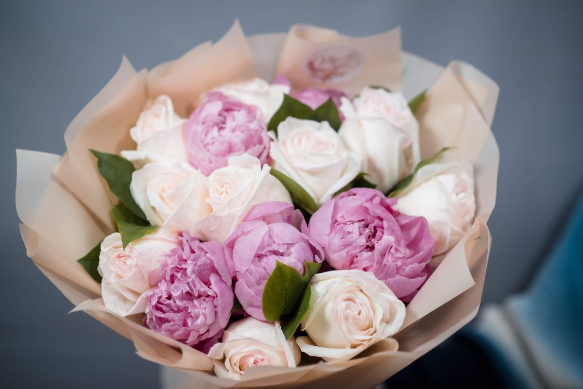 Розы бел пионы. Букет пионов и пионовидных роз. Нежный букет пионовидных роз. Пионовые розы букет.