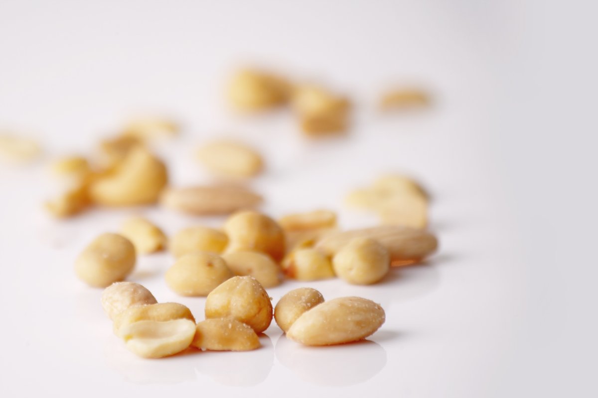 Nuts арахис. Gerezya арахис. Фундук и арахис. Арахис на белом фоне. Орехи на белом фоне.