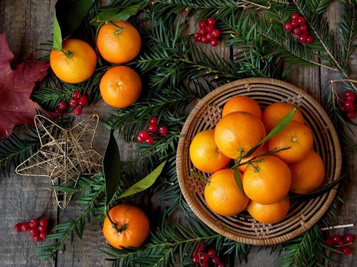 Новогодний мандарин.. Мандарины новый год. Мандарины и елка. Новогодний апельсин.