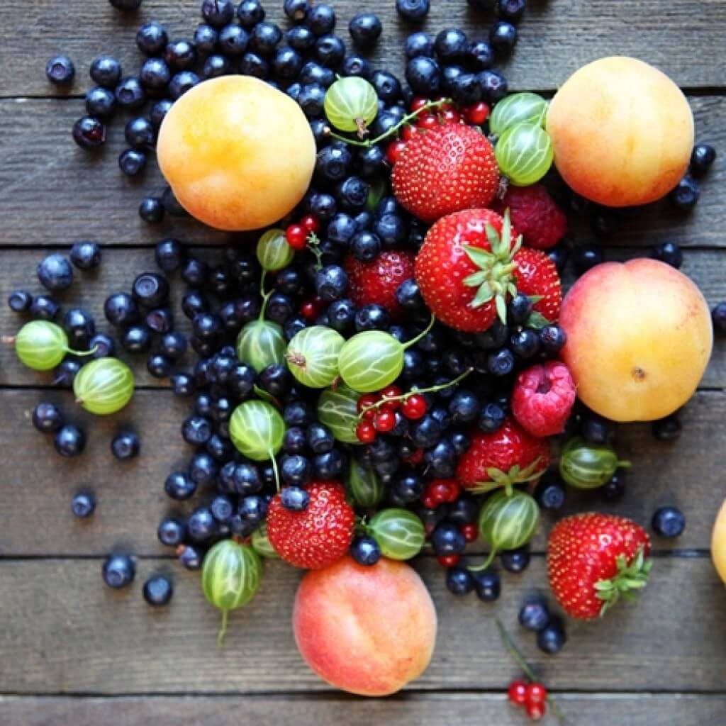 Фруктовый топ. Фрукты и ягоды. Красивые фрукты. Лето фрукты. Ягоды на столе.