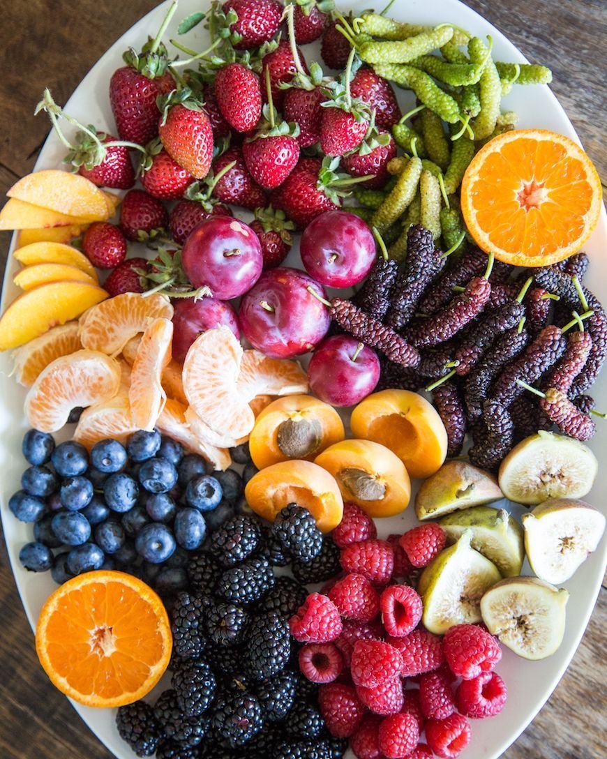 Много фруктов и ягод. Фрукты и ягоды. Летние фрукты. Вкусные фрукты. Поднос "с фруктами".