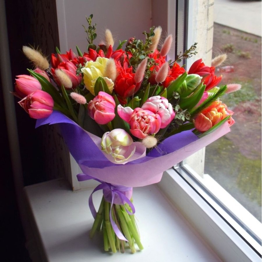 Фото тюльпанов в букете дома. Букет тюльпанов. Бвкпт тюльпаны. Букет цветов на столе.