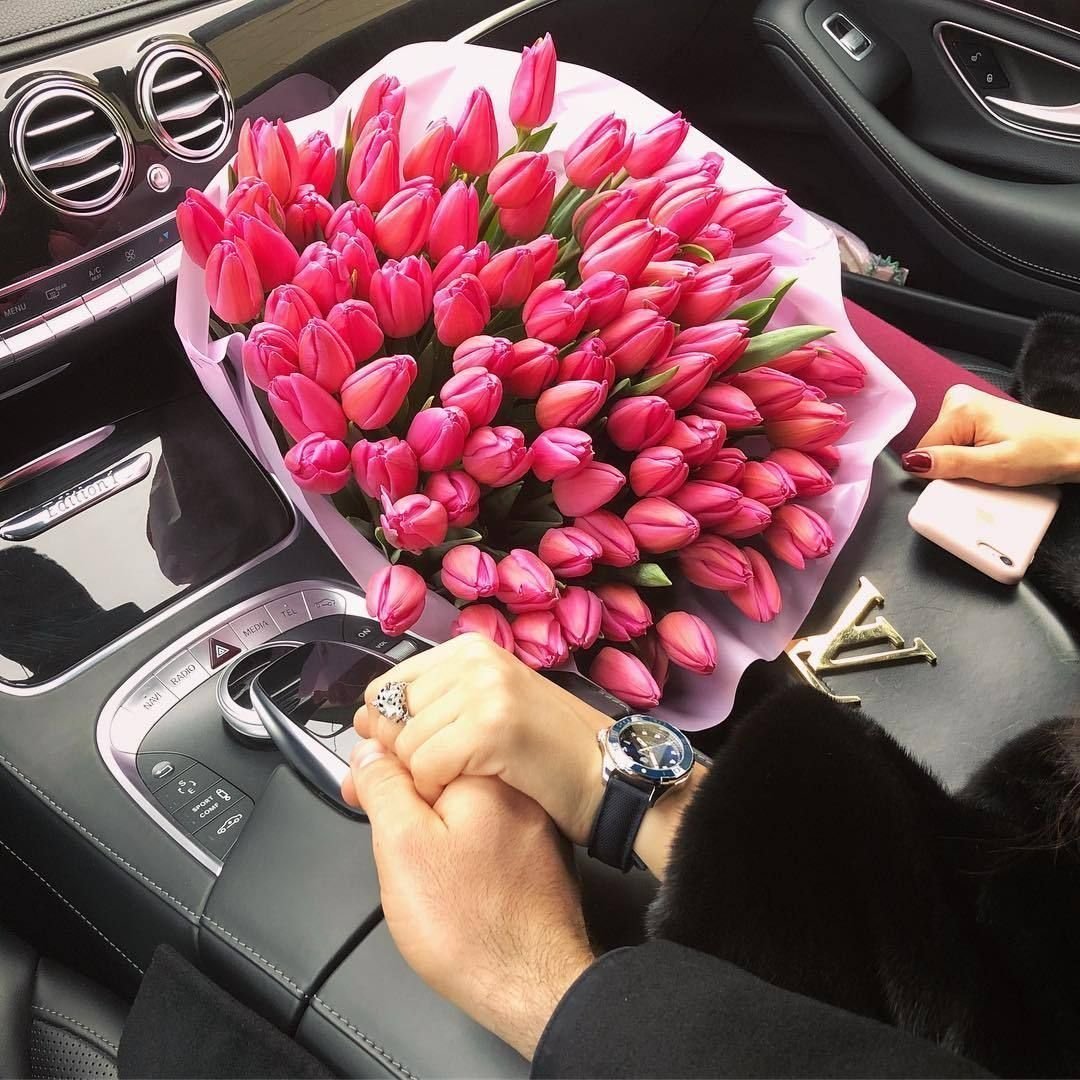 Букет тюльпанов. Букет цветов в машине. Шикарный букет тюльпанов. Тюльпаны в салоне машины. Можно дарить 1 тюльпан