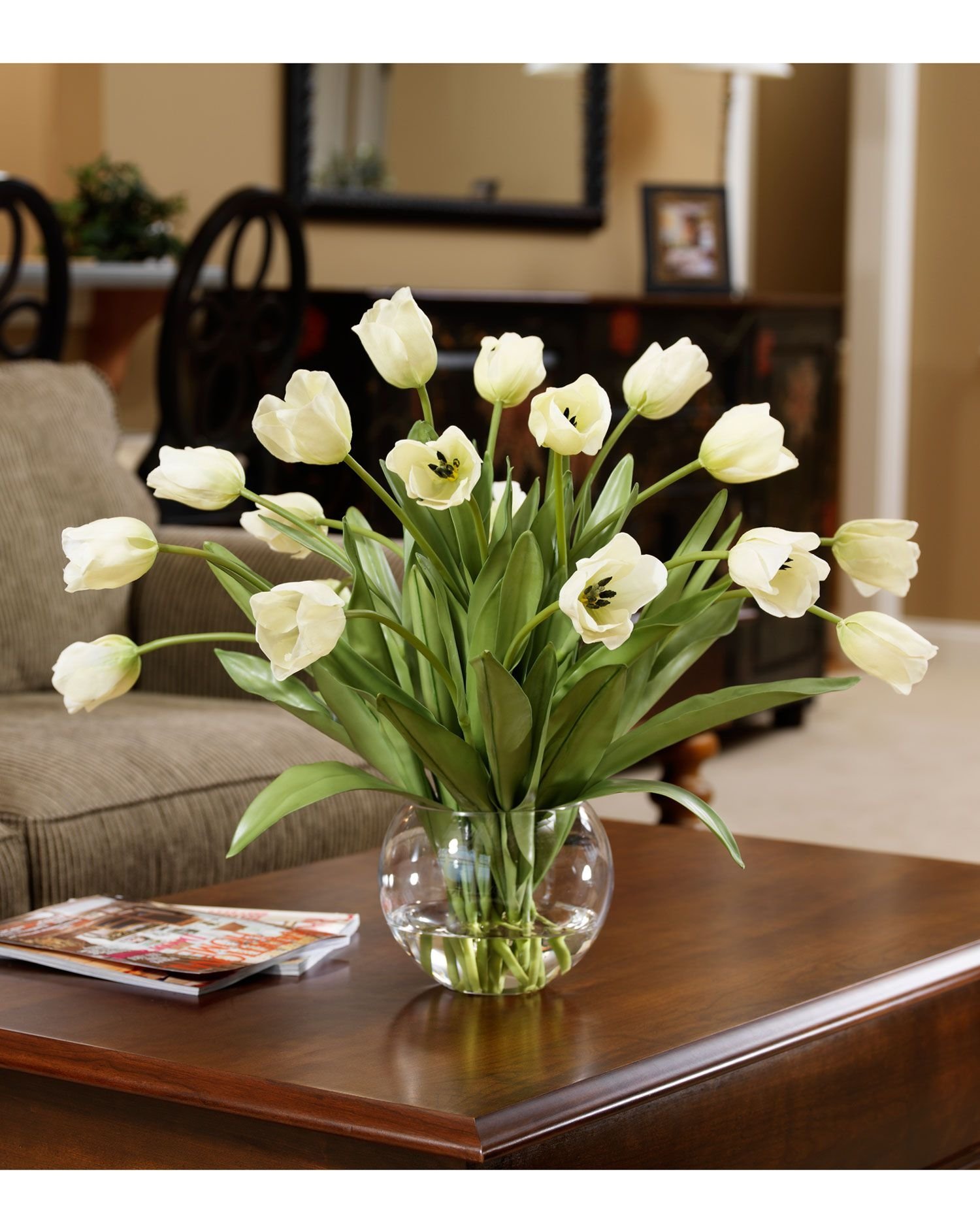 Тюльпаны в интерьере. Искусственные цветы для домашнего интерьера. Искусственные цветы в интерьере. Букет на столе.