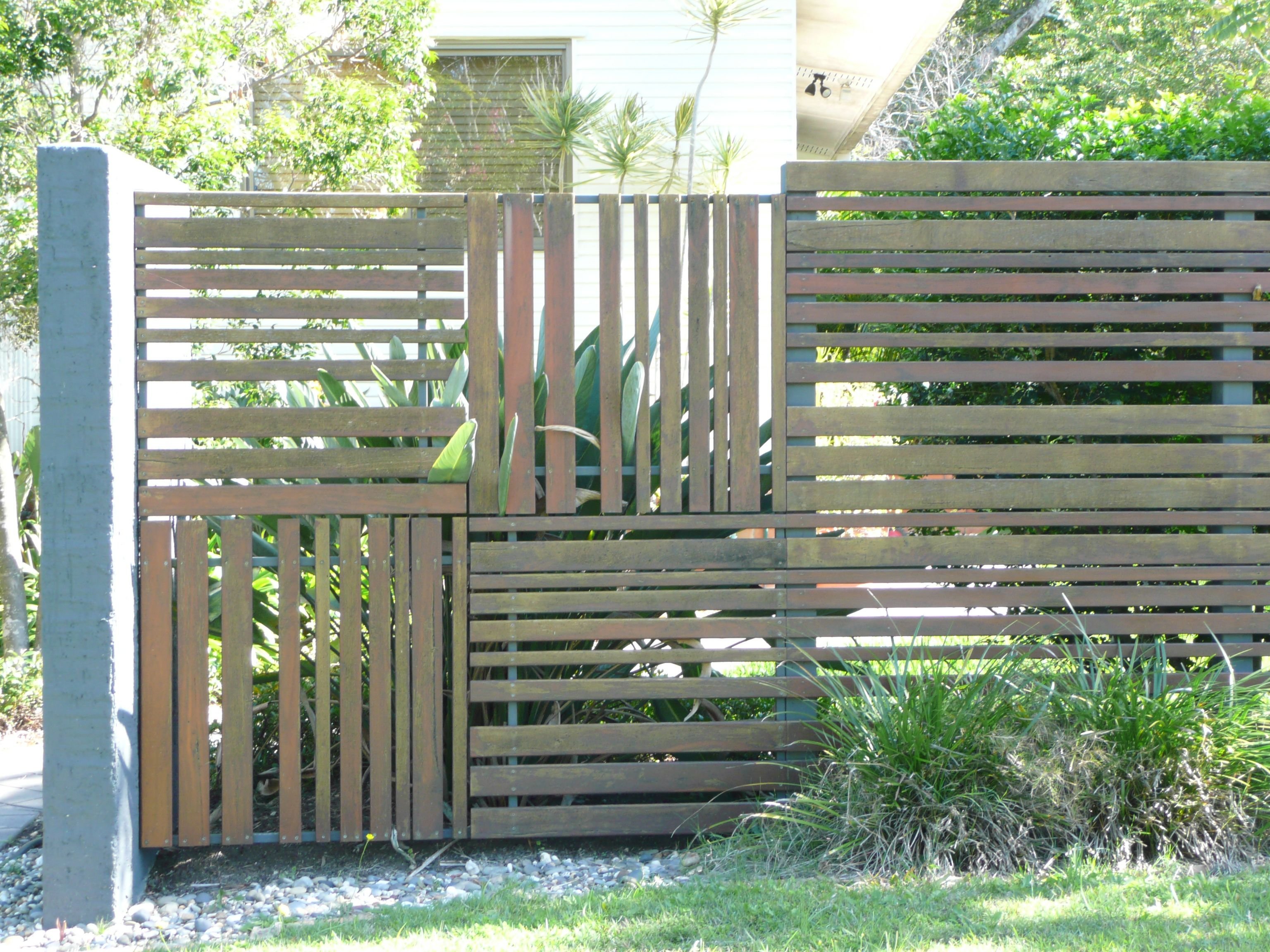 Забор из поддонов фото. Заборная панель cm Fencing. Необычный деревянный забор. Забор из поддонов для дачи. Креативные заборы на даче.