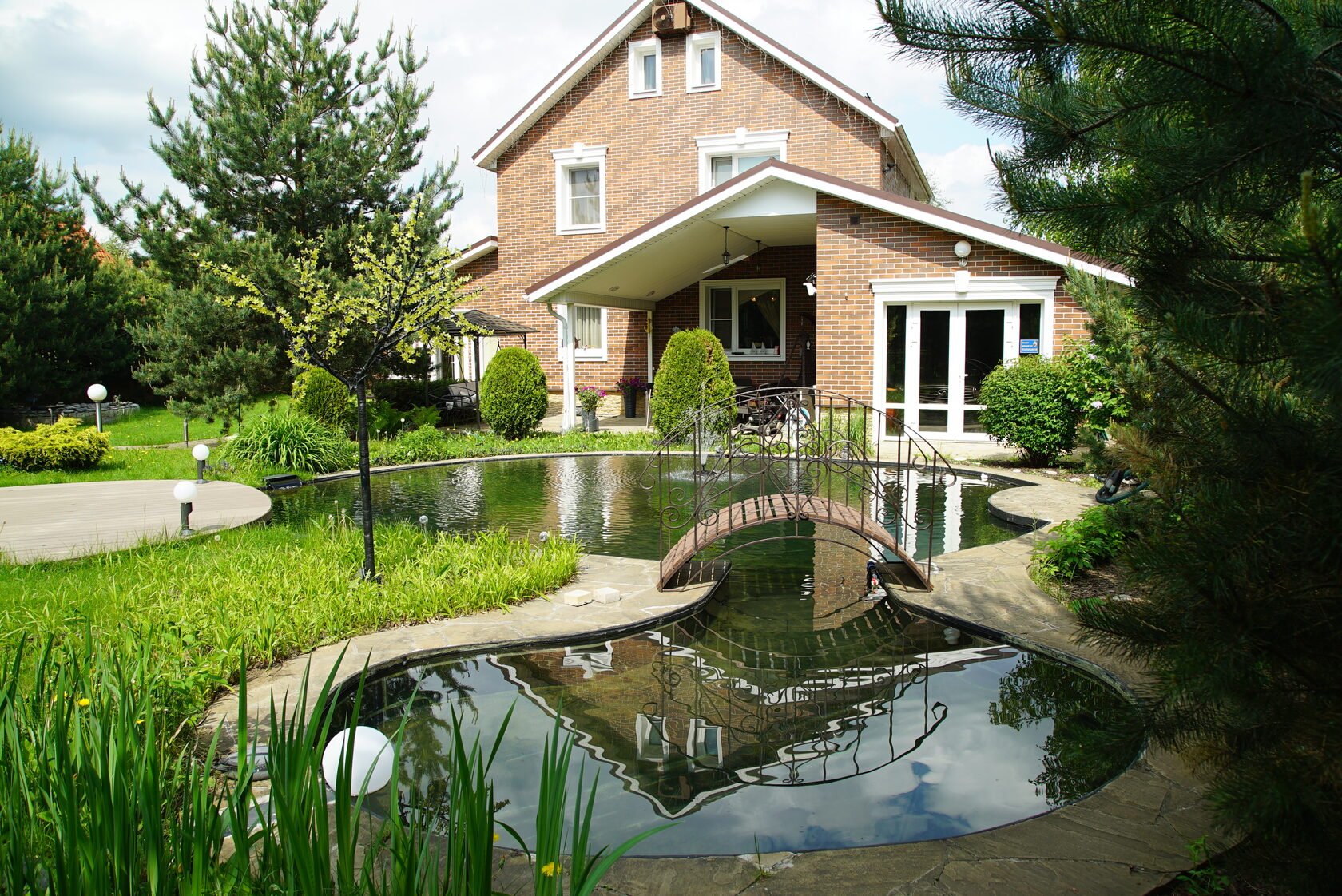 Загородный дом пруд. Ландшафт участка с прудиком. Водоемы в ландшафте. Красивый дом с прудом. Красивые искусственные водоемы.