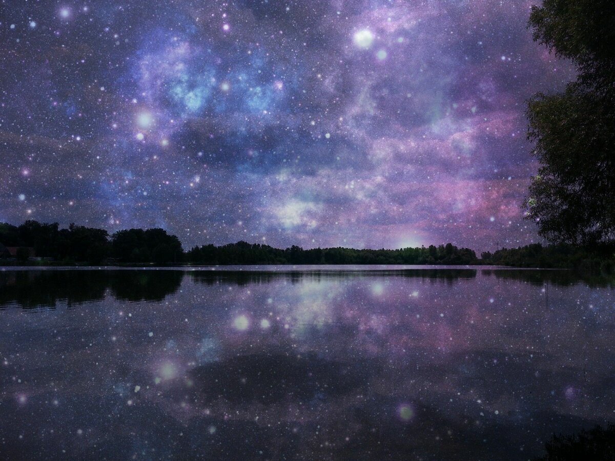 Звезды над озером. Ночное небо. Ночное озеро со звездами. Звезды над прудом.