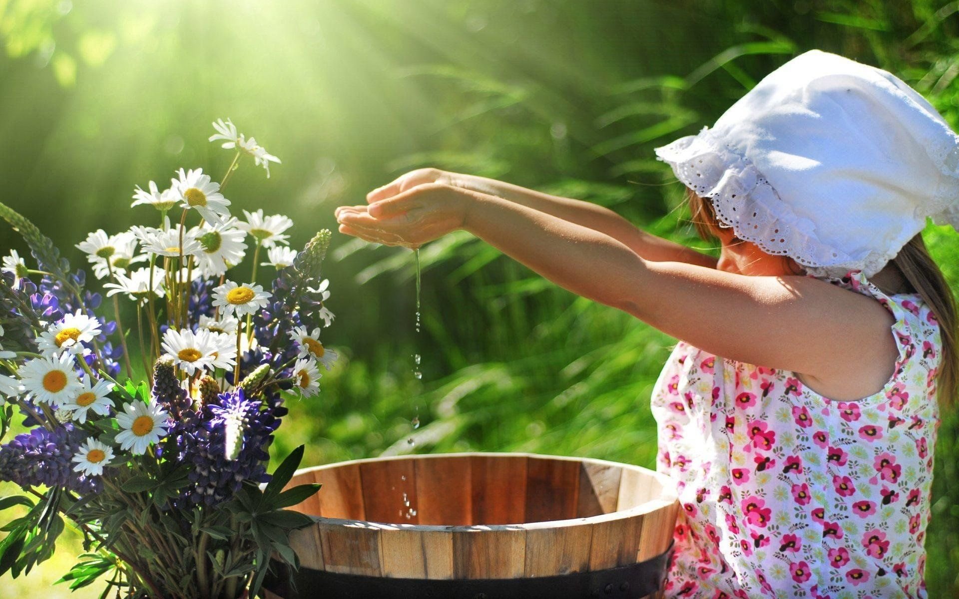 Заботливое лето. Летние цветы. Девушка с ромашками. Весенняя радость. Дети и природа.