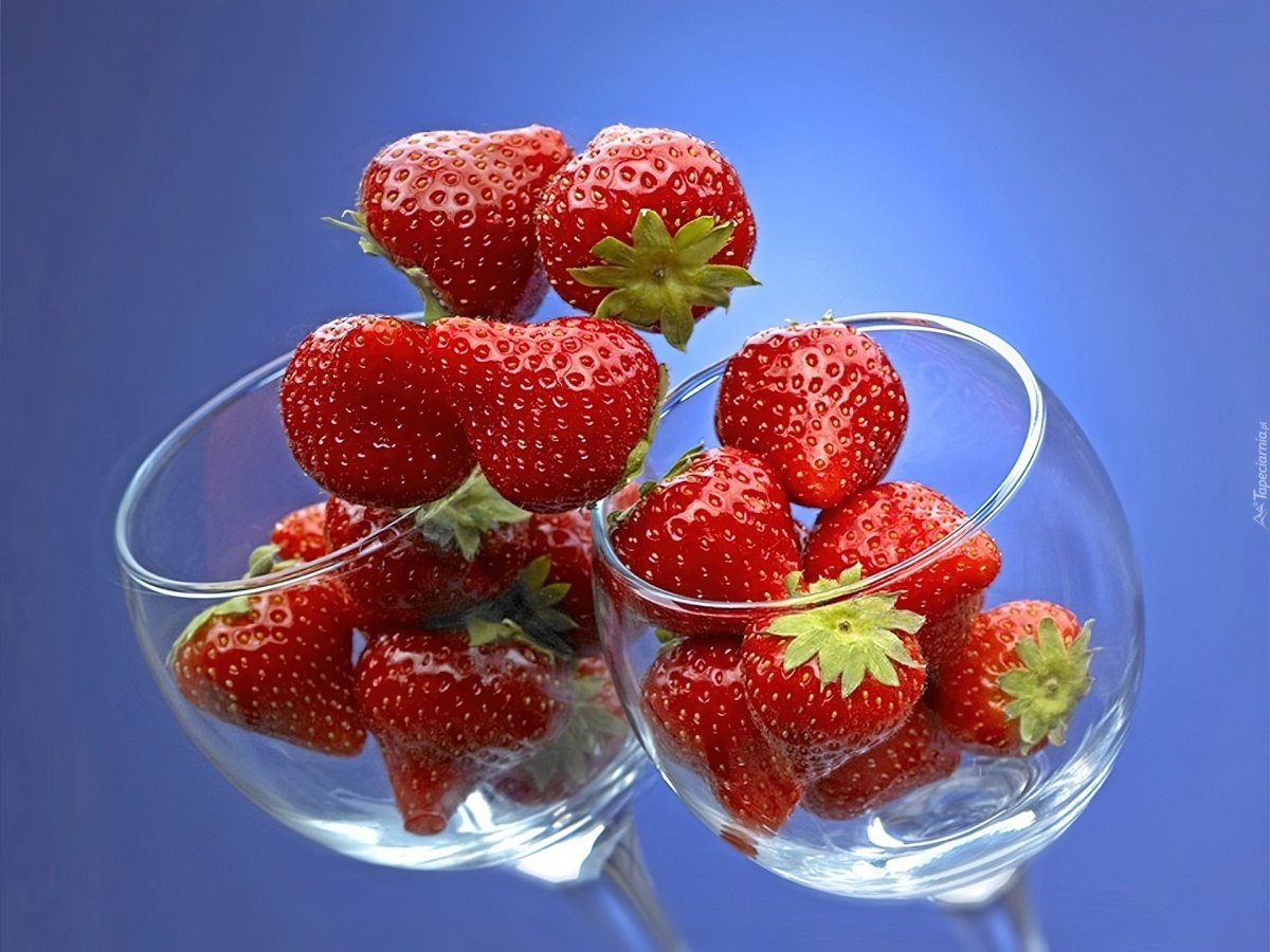 Ягоды в стекле. Клубника. Открытки с клубникой. Стеклянные ягоды и фрукты. Сочная клубника.
