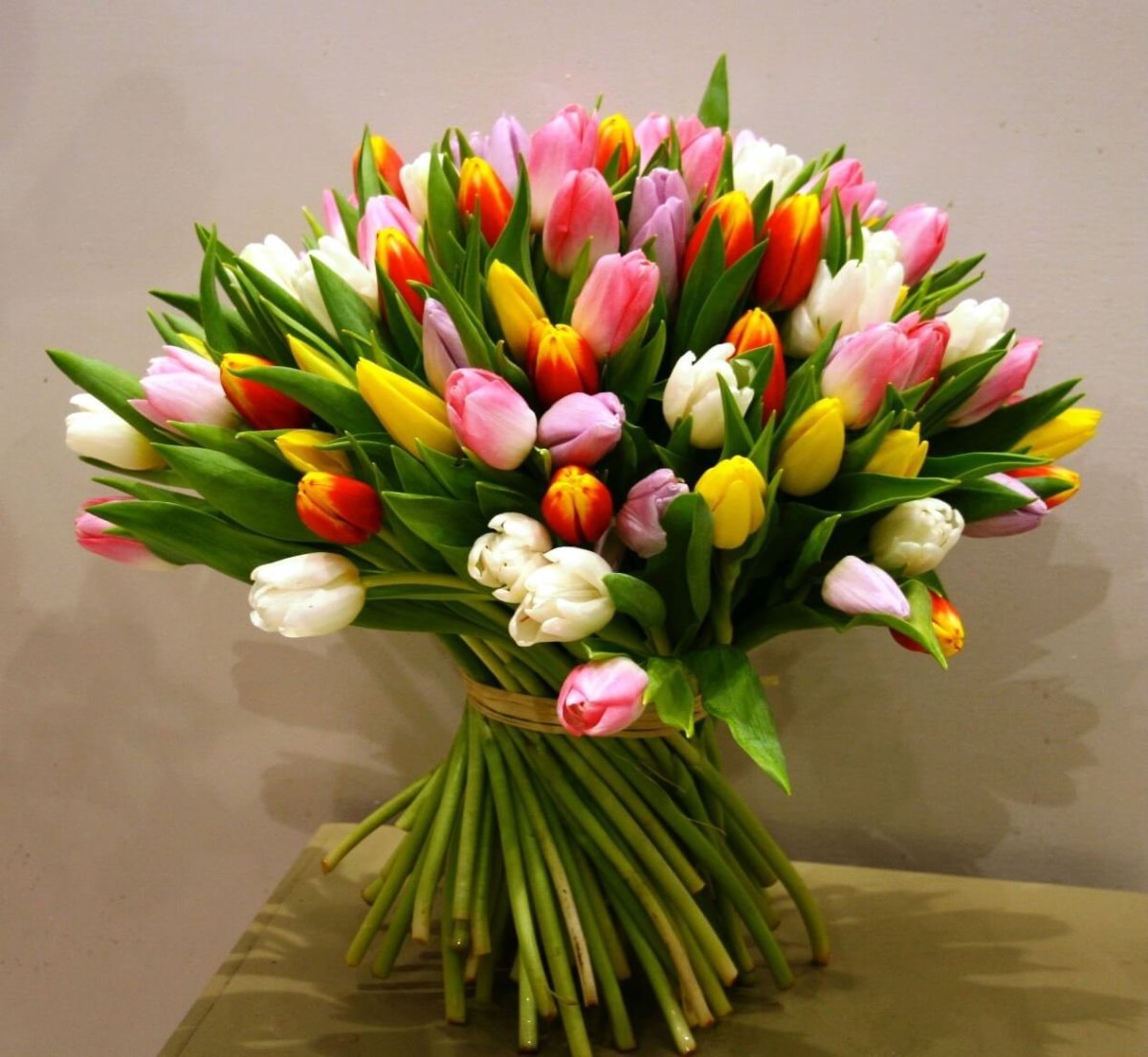 Букет из тюльпанов разного цвета